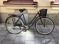 Klassisk Svart Damcykel Med Korg 