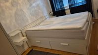 Säng med lådor + sängbord 