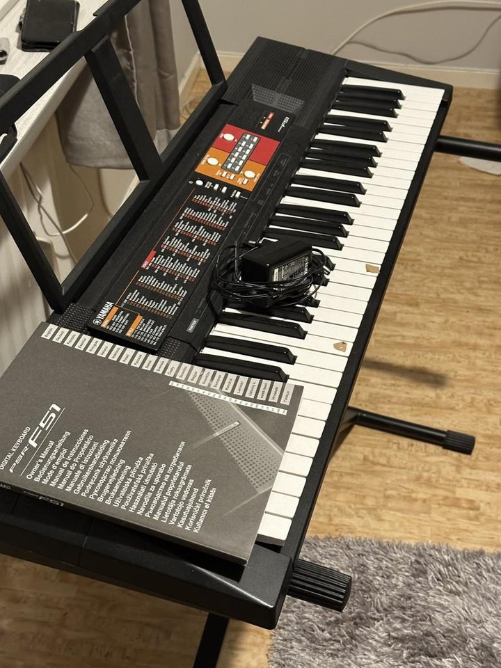 Yamaha PSR-F51 Keyboard med S...