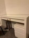 Smink/skrivbord + liten byrå + stol