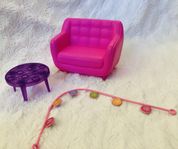 Barbie: soffa, bord och ljusslinga 