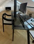 Skrivbord (glasskiva i grå/svart ton + bordsben från hay) 