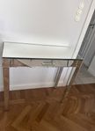 Stilrent sidobord i härdat glas