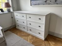 Byrå och bokhylla 