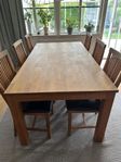 Massivt ekbord med 8 stolar