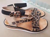 Snygga, bekväma Rieker stl 37 leopardmönstrade sandaletter