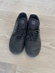 Fotbollsskor inomhus Puma strl 34