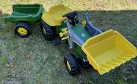John Deere traktor med släp
