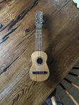 Charango/ Ukelele gjort av bältdjur
