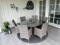 Utemöbler i grå konstrotting