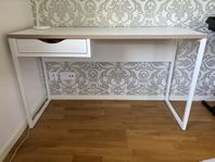 Modernt skrivbord med låda