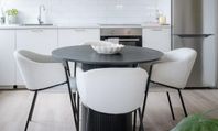 matgrupp runt bord 4 stolar
