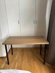 Skrivbord från IKEA – 120x60 cm, stabilt & fint skick