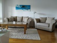 Soffa + fåtölj från ILVA – Skön komfort i naturfärg