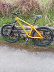 Cyklar,  en st 24 tums hjul och en 26 tums hjul.