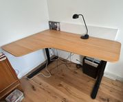 Höj och sänkbart (elektriskt) BEKANT hörnskrivbord 