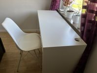 skrivbord och stol