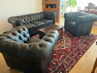 Soffa och två fåtöljer, chesterfield i svart skinn