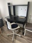 skrivbord med whiteboard tavla och stol