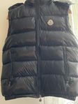 moncler väst men luva  storlek 4