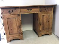 Skrivbord. Bredd 135 cm, höjd 80 cm, djup 61 cm 
