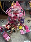 Barbie Barbiehus Barbiedockor med massor av tillbehör 