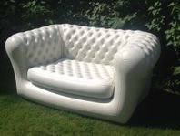Uppblåsbar soffa i klassisk Chesterfield-stil.  6 st 