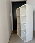 Vit IKEA-lik bokhylla med rygg – 8 fack (250 kr)
