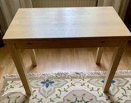 Litet bord i björkfanér fr IKEA