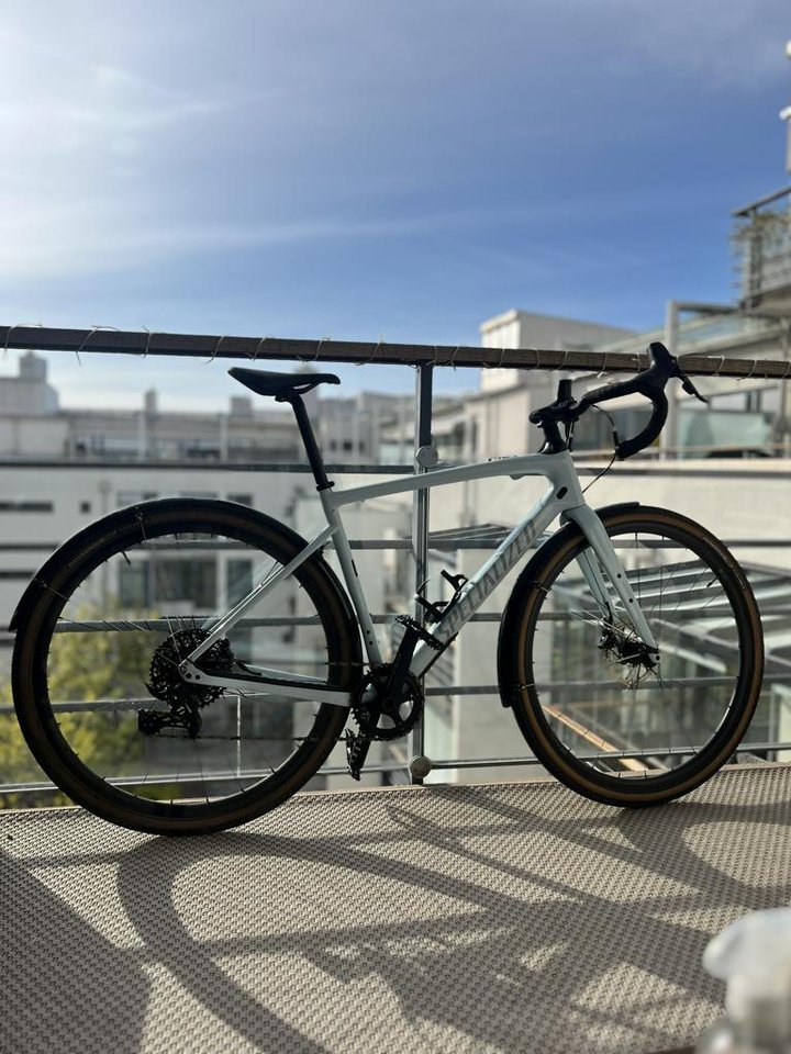 SPECIALIZED DIVERGE SPORT CAR...