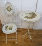 Romantiskt bord och stol med vackra blommor