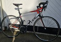 Cube Attain Carbon i fint skick