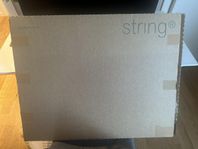 String – skrivbordsskiva och hyllplan i valnöt