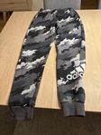 Adidas mjukis byxor 176