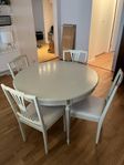 Gustavianskt bord och stolar