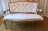 Elegant Rokoko-soffa   i  sammet med gulddetaljer.