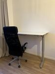 Höj- och sänkbart bord och stol från IKEA