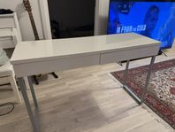 Vit skrivbord med 2 lådor
