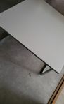 Lågt bord och kökssaker 