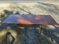 Vackert matsalsbord i teak 60-tal