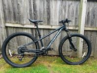 MTB 27,5 Specialized Rockhopper Sport, Mörkgrå