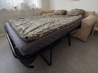 Bäddsoffa och en resårmadrass
