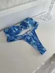 Blått blommigt bikiniset