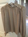 Blus med fina detaljer i storlek 36