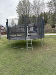 studsmatta med skyddsnät