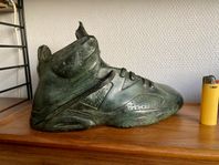 Skulptur Nike Air i patinerad brons. Design by AT. Sneakers