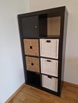Hylla IKEA Kallax med korgar 