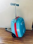 Resväska för barn med inbyggd sparkcykel