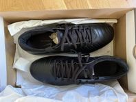 Nike fotbollsskor stl 40,5 