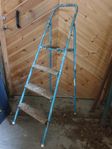Retro stege, skrivbord, symaskin med lampa Singer